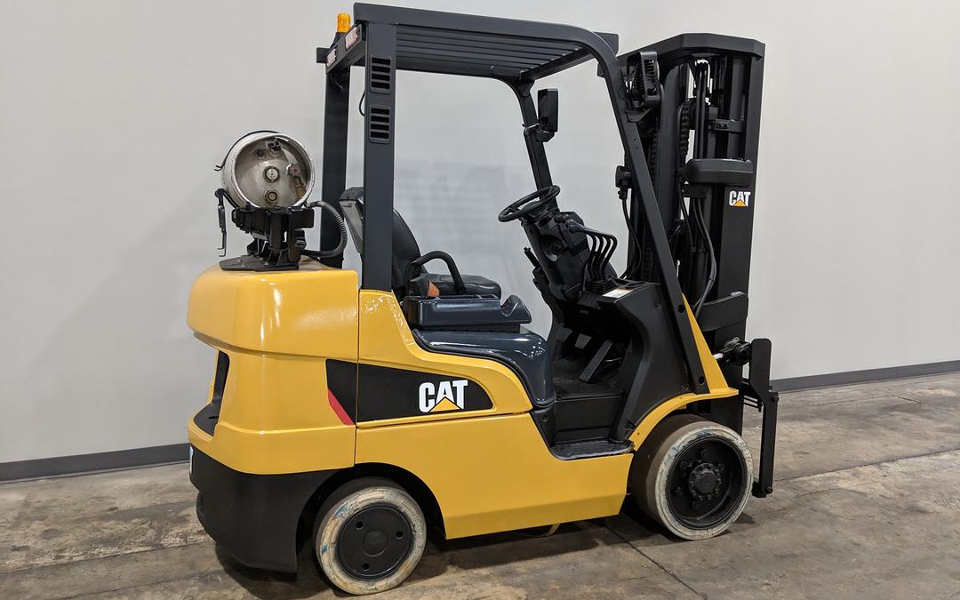 Caterpillar 2C6000 6,000LB Cushion Tire Forklift