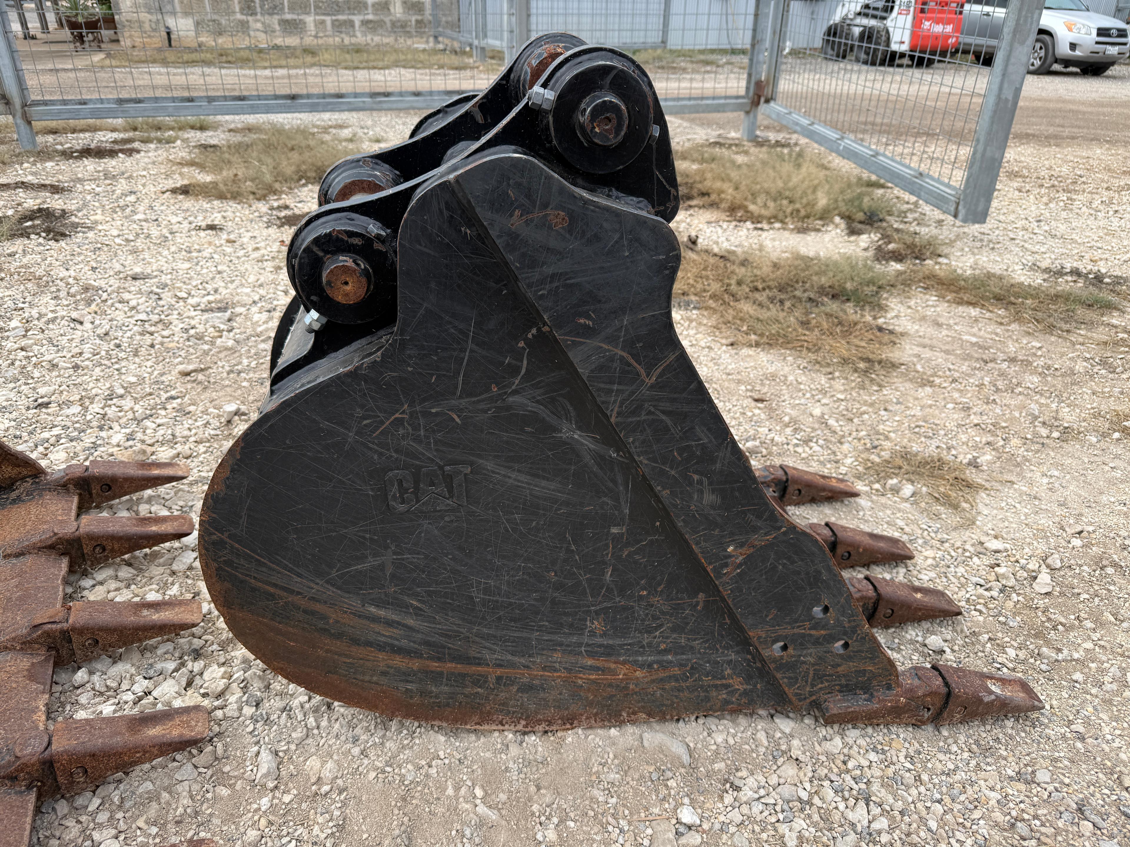 CP EX-002 / B - 24" BUCKET W/ TEETH
